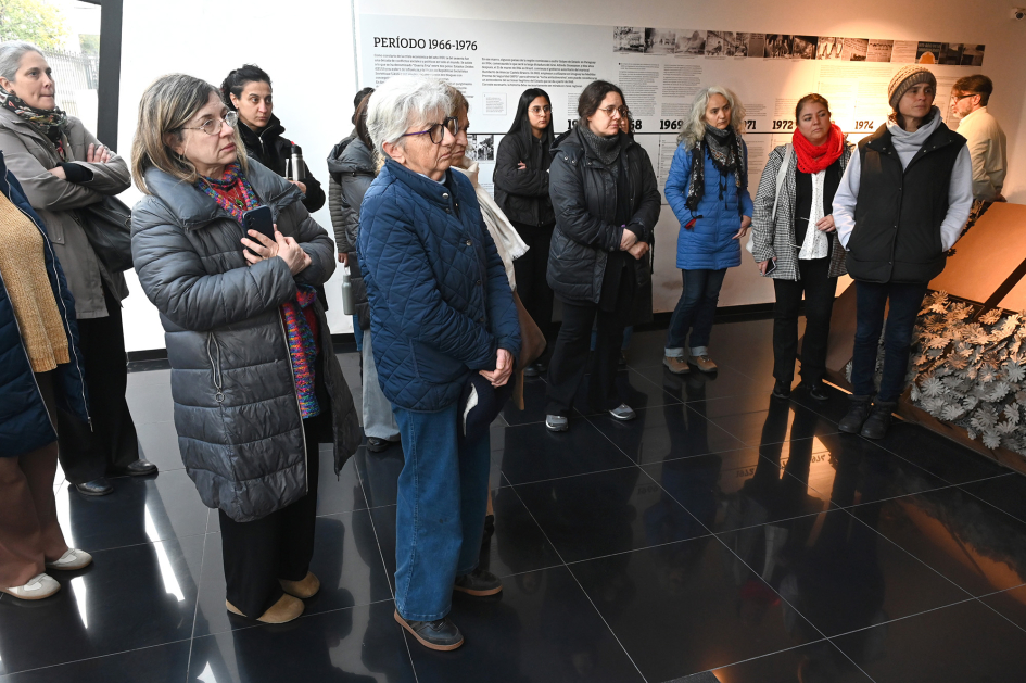 Personas escuchando