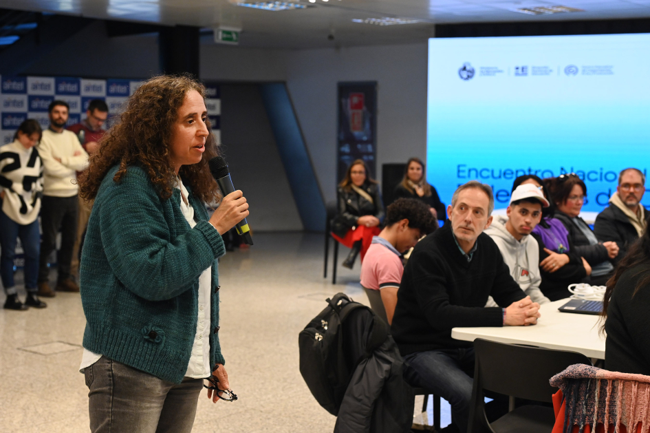 Presidenta de Ceibal dando un discurso