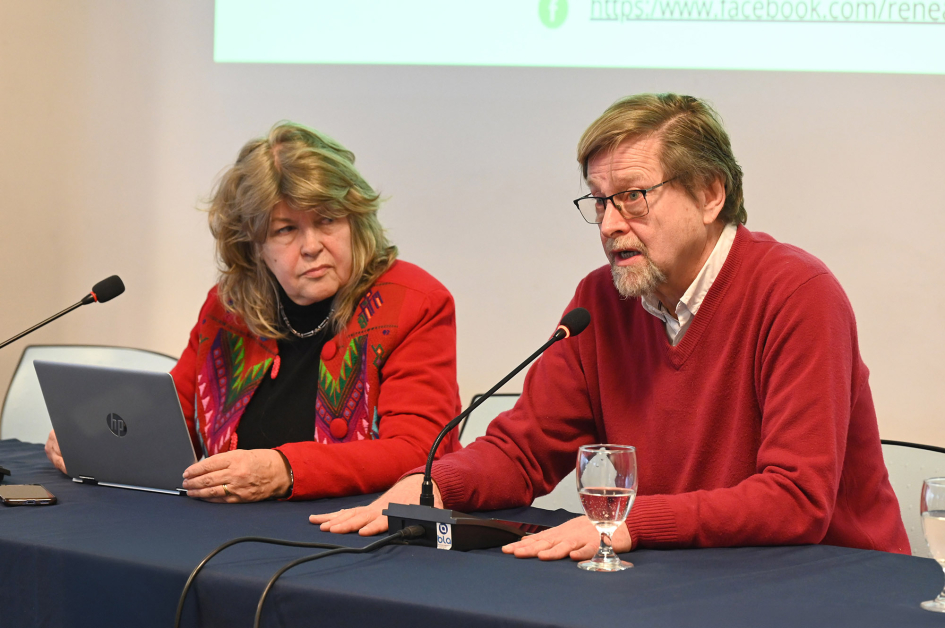 Autoridades exponiendo