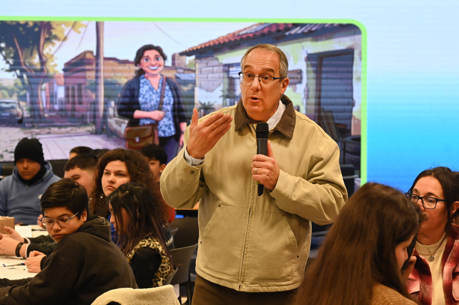 Ministro hablando al público