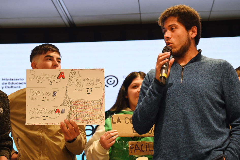 Jóvenes haciendo una presentación