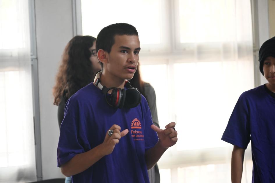 Adolescente participando de un taller