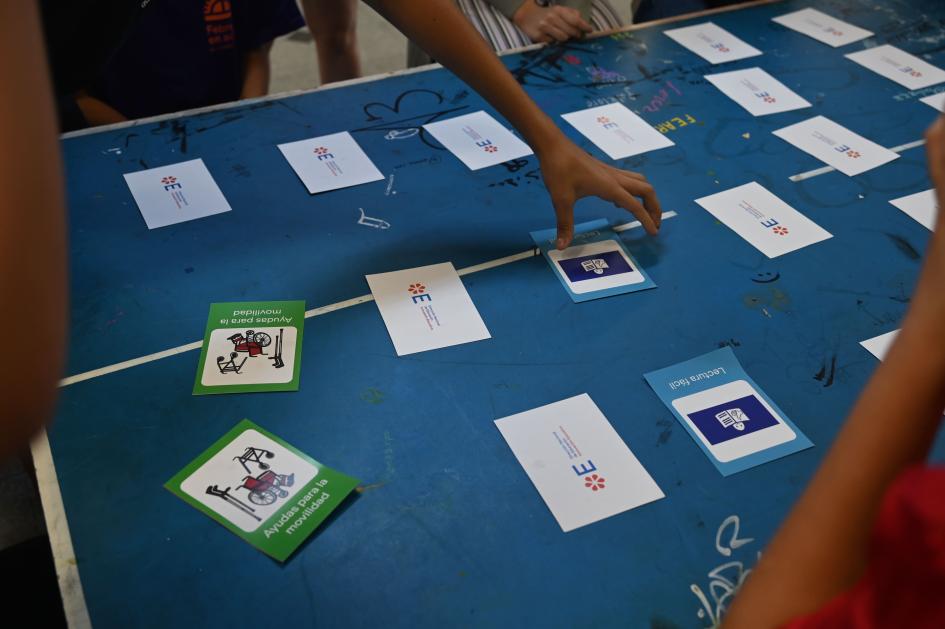 Mesa con juego de cartas