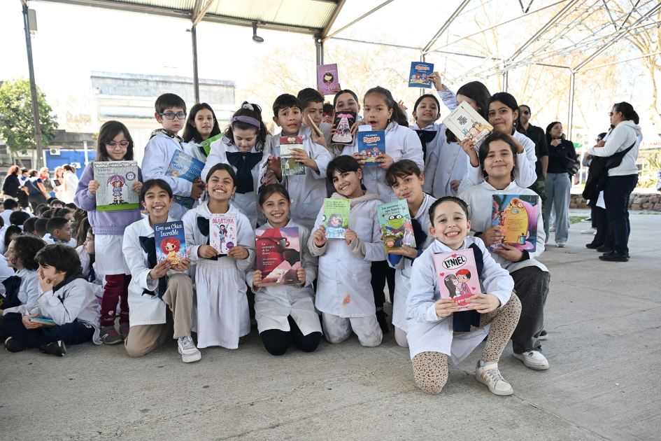 Niños de túnica con libros