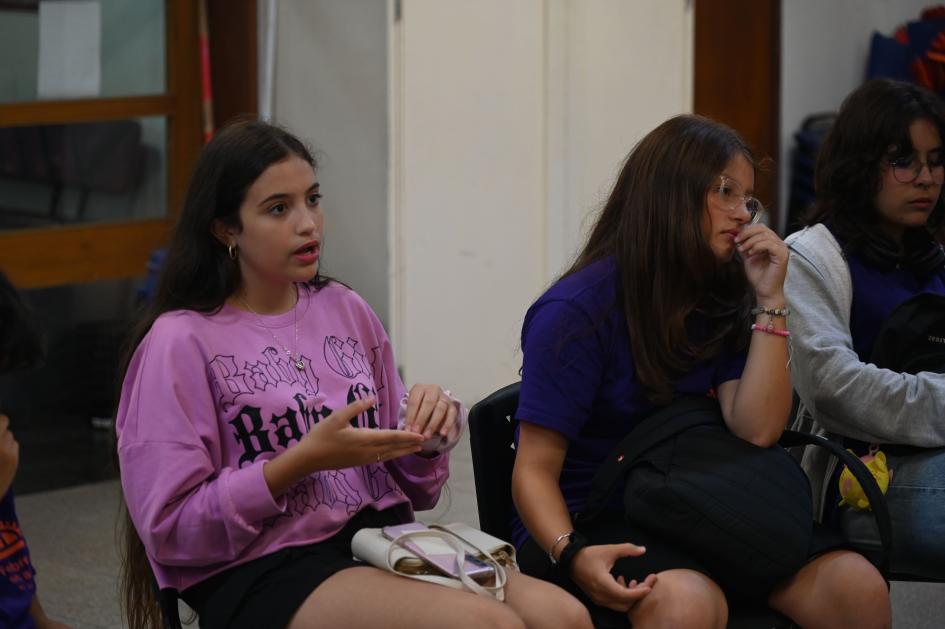 adolescentes en un taller adolescentes en un taller