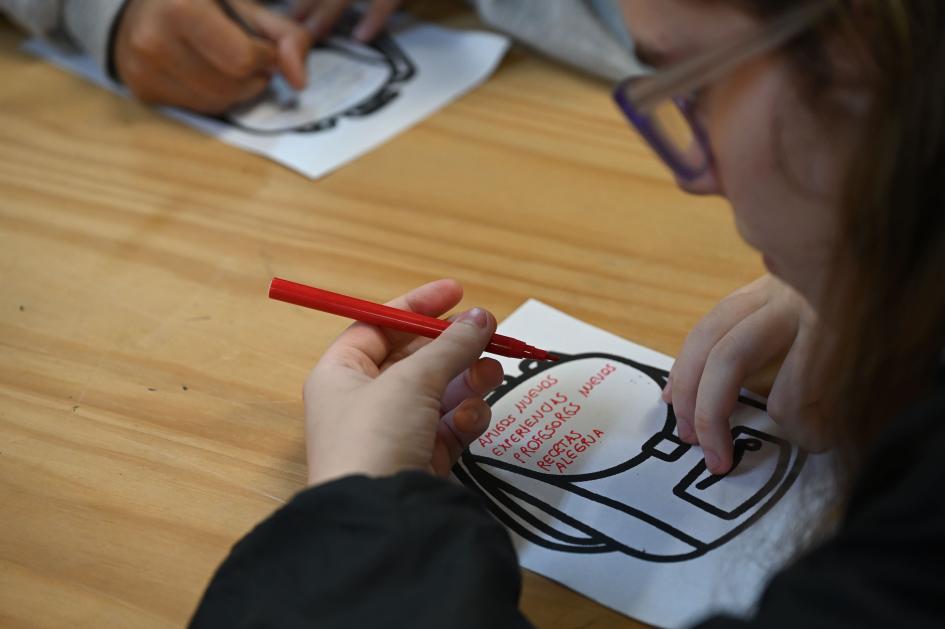 adolescentes en un taller