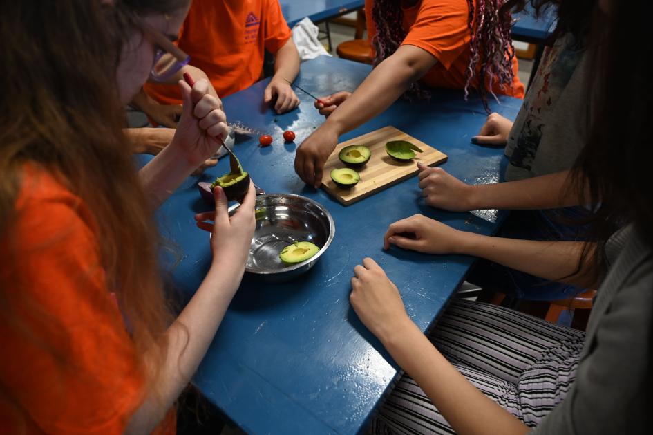 adolescentes en un taller