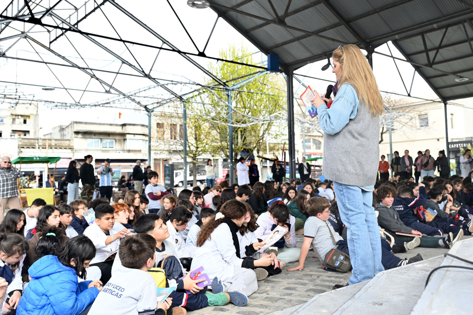 Autora de libro hablando a los niños