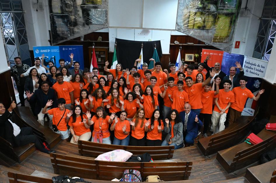 Novena edición del Campamento Latinoamericano de Ciencia Jóvenes posando en salón