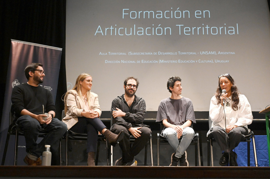 Mesa de apertura con referentes 