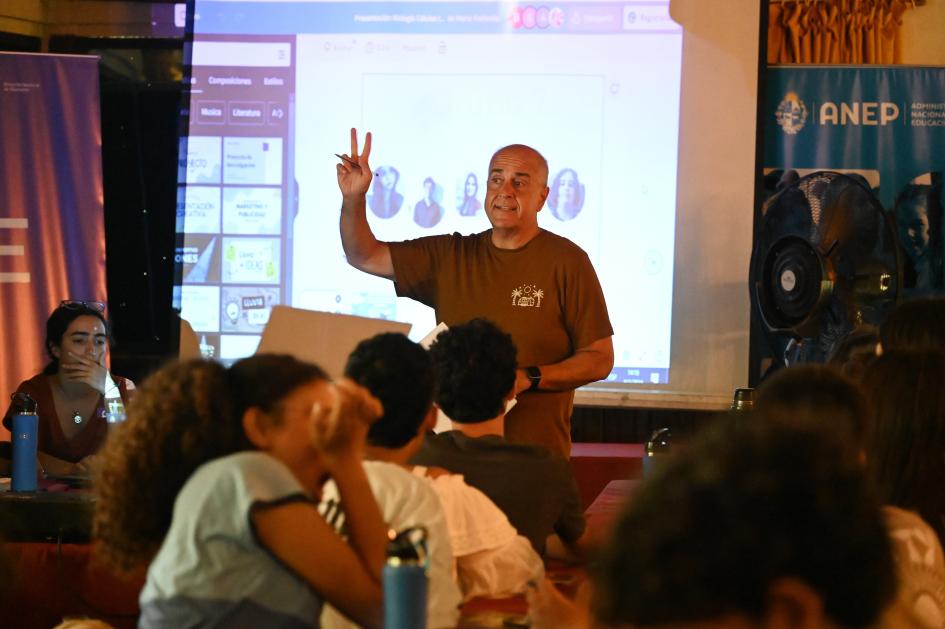 Coordinador del campamento dando un taller