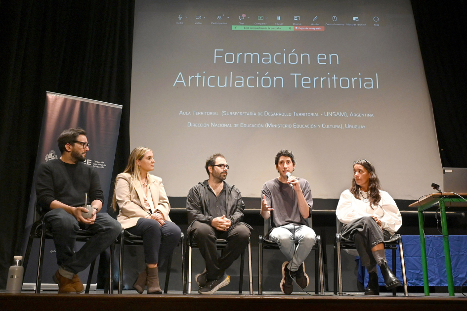 Mesa de apertura con referentes 