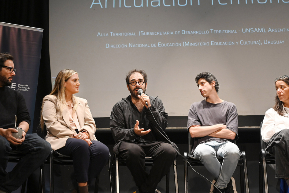 Mesa de apertura con referentes 