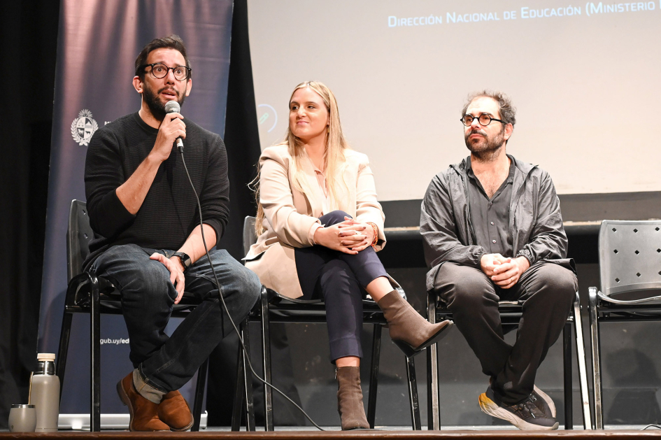 Mesa de apertura con referentes 