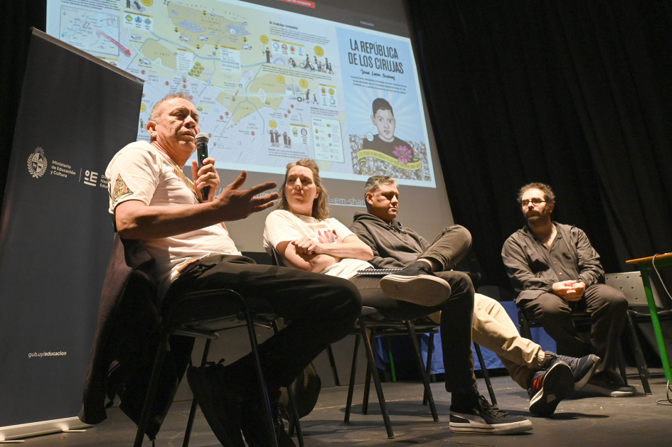Mesa de apertura con referentes 