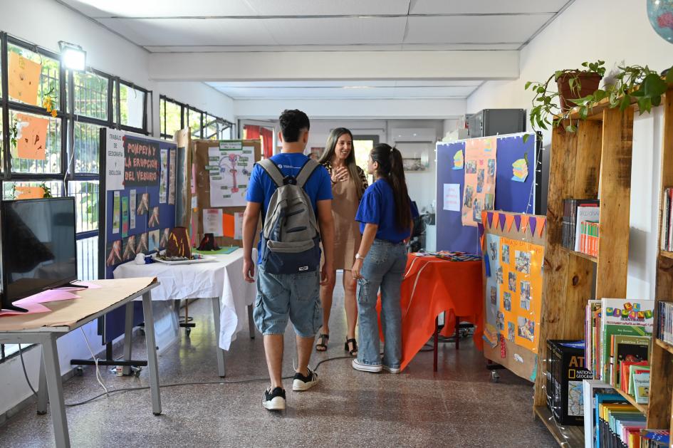 Familias, estudiantes y docentes recorren la muestra de fin de año Inauguración de obras de Cecap Young