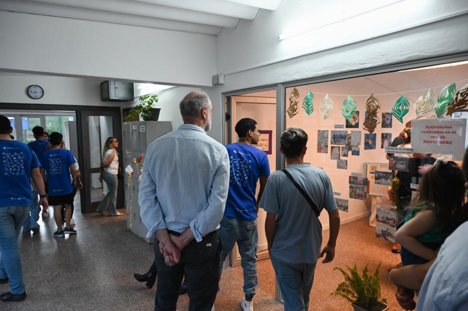 Familias, estudiantes y docentes recorren la muestra de fin de año Inauguración de obras de Cecap Young
