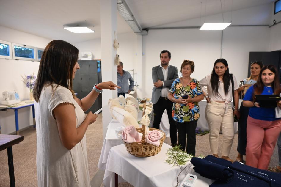 Familias, estudiantes y docentes recorren la muestra de fin de año Inauguración de obras de Cecap Young