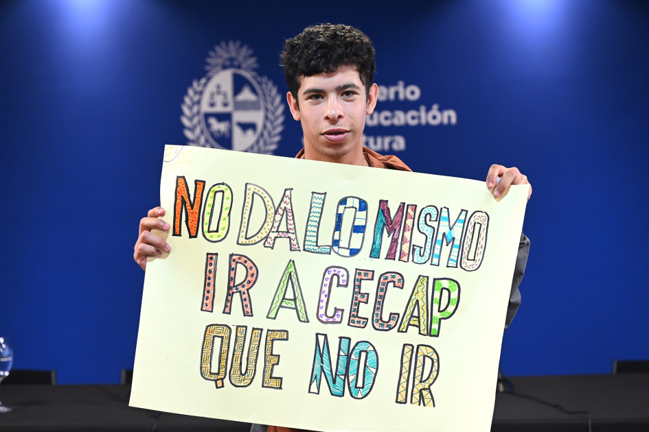 Estudiante de Cecap con un cartel