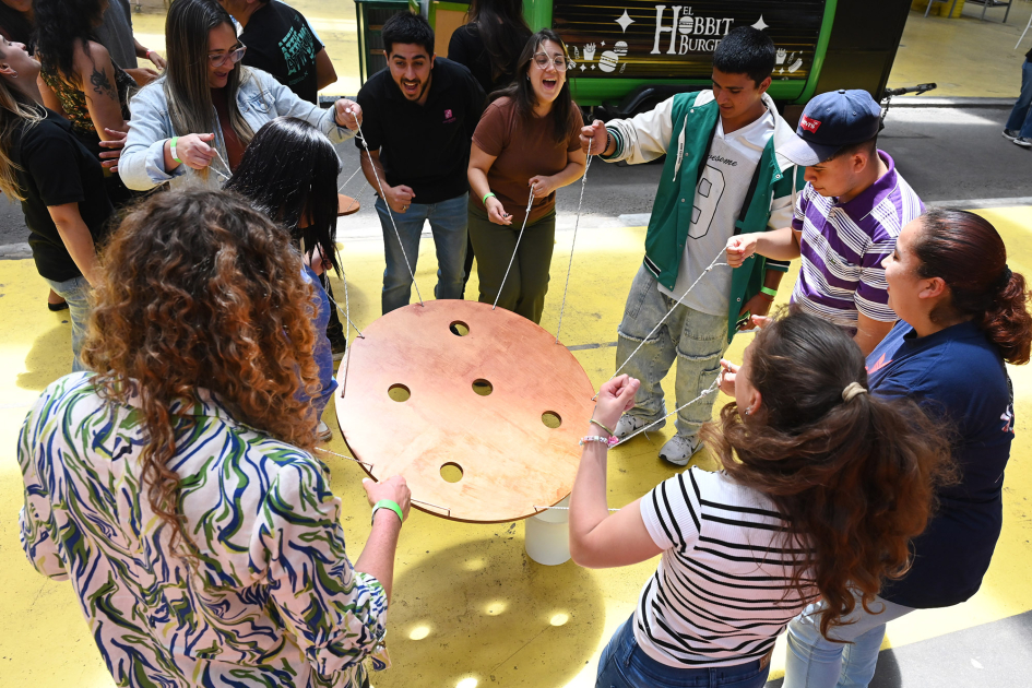 Estudiantes de Cecap jugando