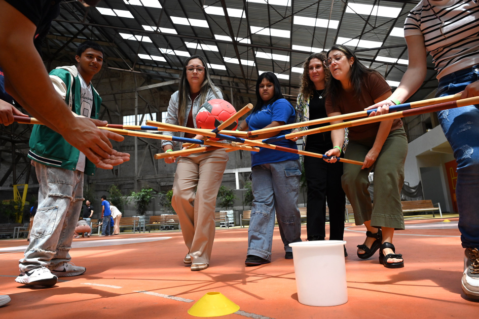 Estudiantes de Cecap jugando