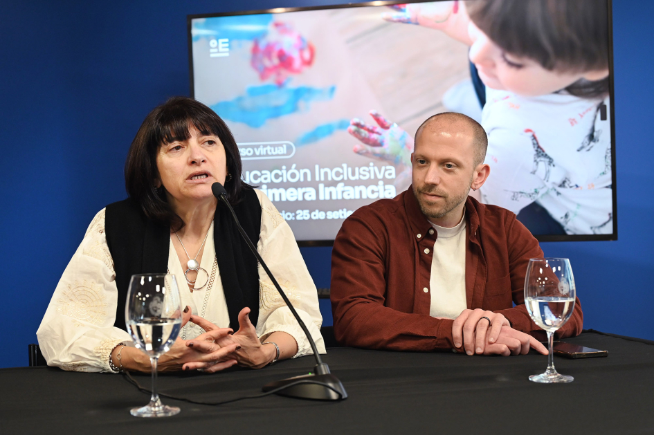 Autoridades exponiendo