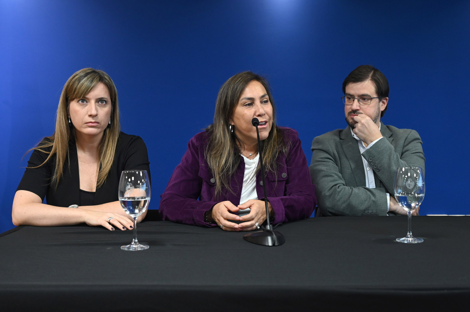 Autoridades exponiendo
