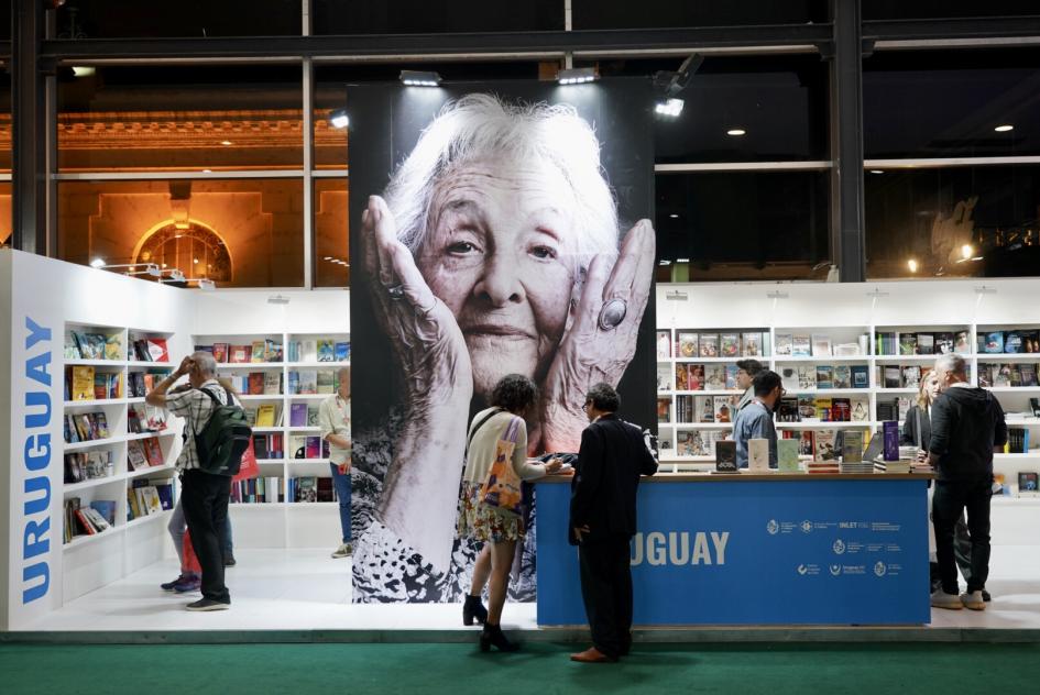 Estand con personas paradas