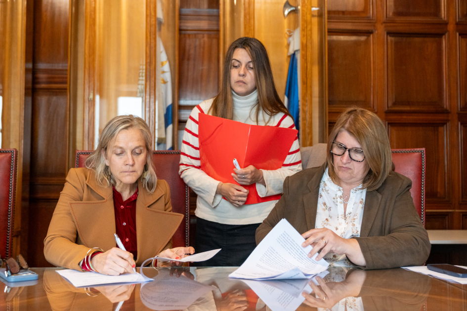 Erika Hoffman, con la responsable medios digital de Secan, Adriana Asti y Viriginia Verderese 