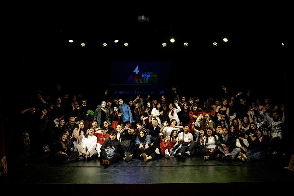 Grupo de participantes agrupados para la foto sobre el escenario.