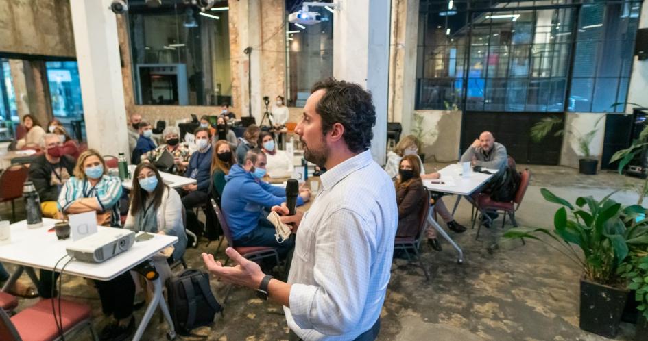 Gonzalo Broni, director de educación en el VII Módulo de Nuevos Rumbos. hombre de pie personas hablando