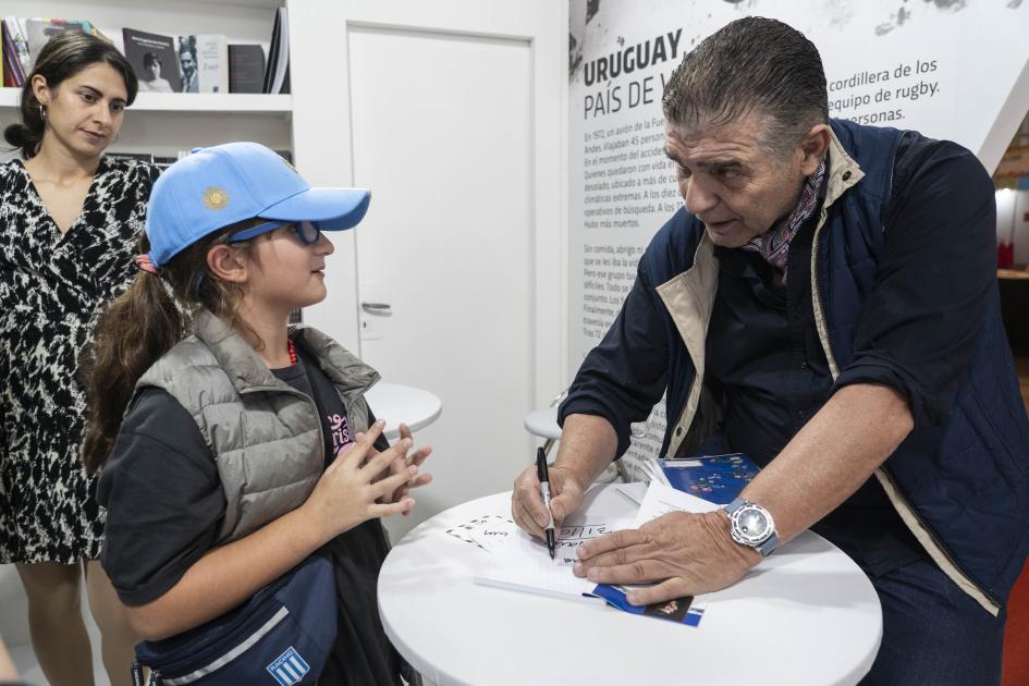 Uruguay en la Feria Internacional del Libro de Buenos Aires Carlos Paez en el estand de Uruguay