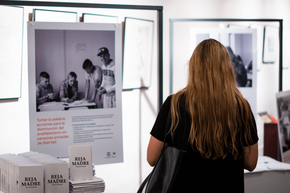 Muestra anual del Programa Nacional de Educación en Cárceles Mujer observando una fotografía