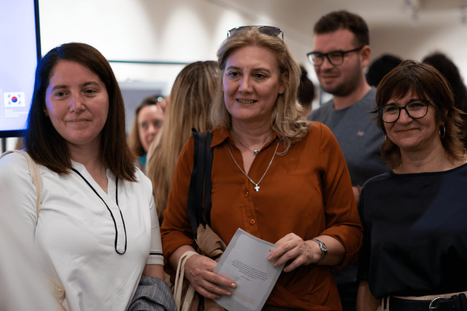 Muestra anual del Programa Nacional de Educación en Cárceles Personas observando una muestra