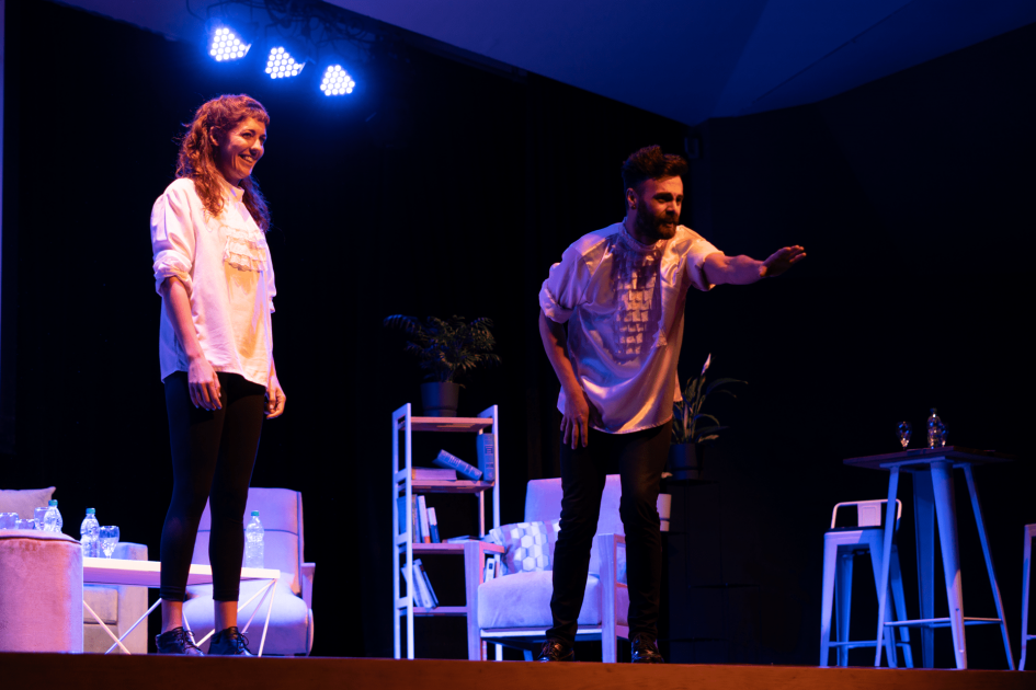 Muestra anual del Programa Nacional de Educación en Cárceles Dos personas de pie en el escenario