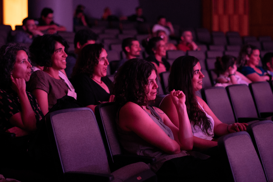 Personas sentadas en un auditorio