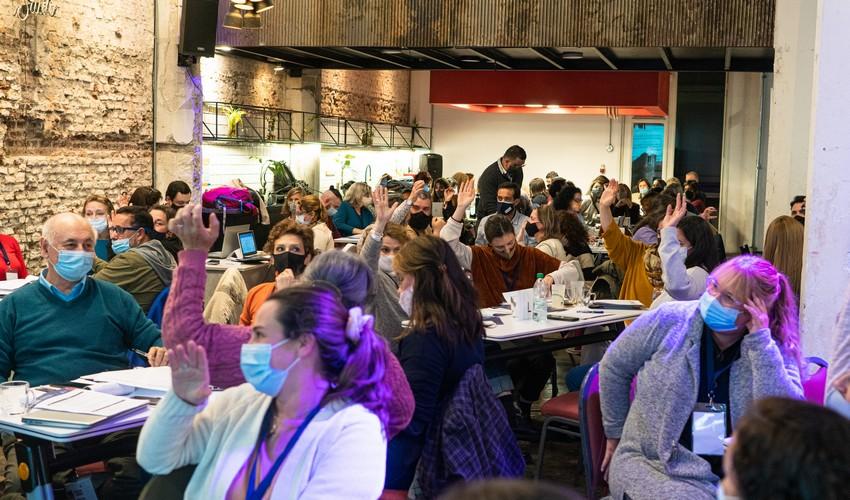 Participantes levantando la mano