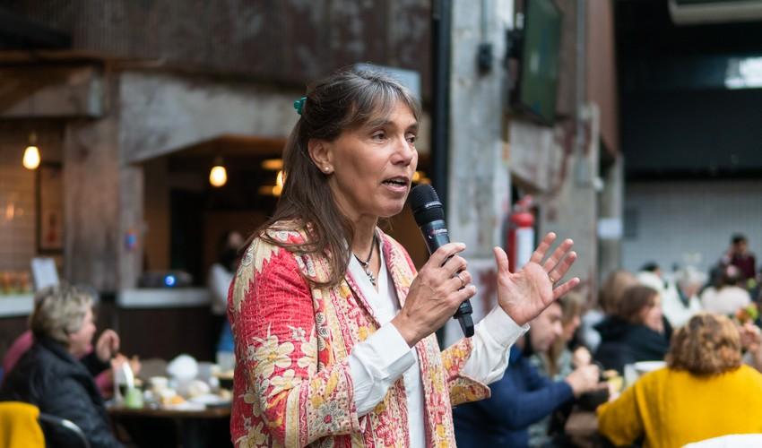 Mujer con micrófono hablando