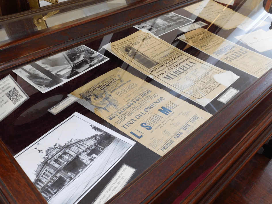 Afiches y fotografías del Teatro Urquiza Afiches y fotografías del Teatro Urquiza