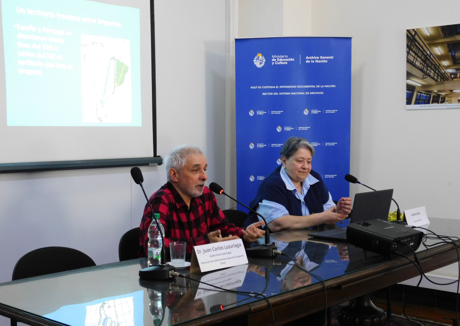 Exponente de la charla sobre inmigración vasca en el Archivo General de la Nación