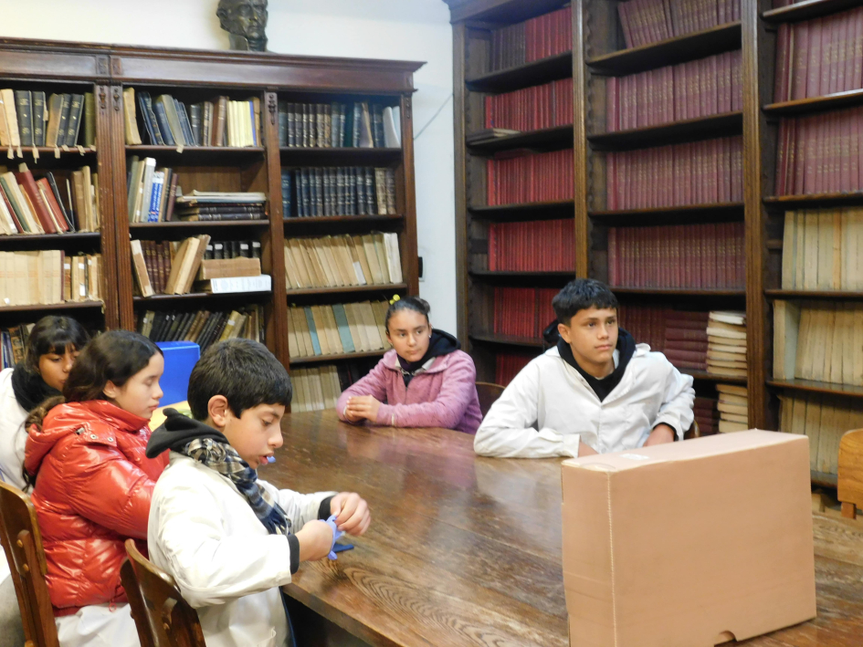 Alumnos en la Biblioteca.