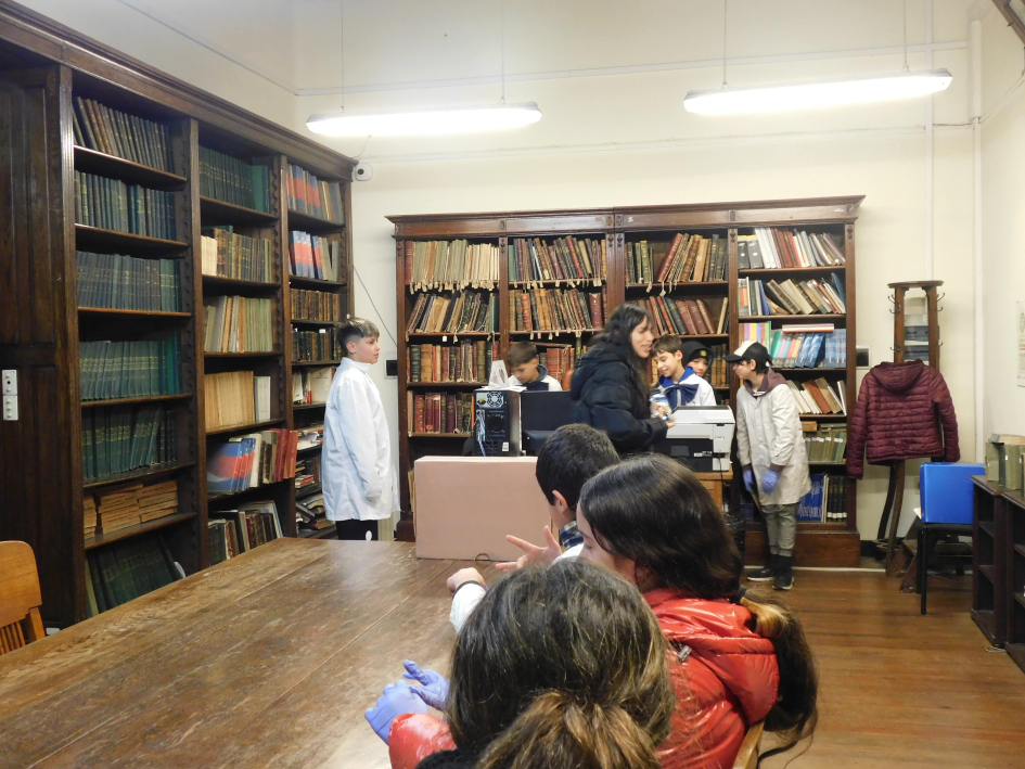 Alumnos en la Biblioteca.