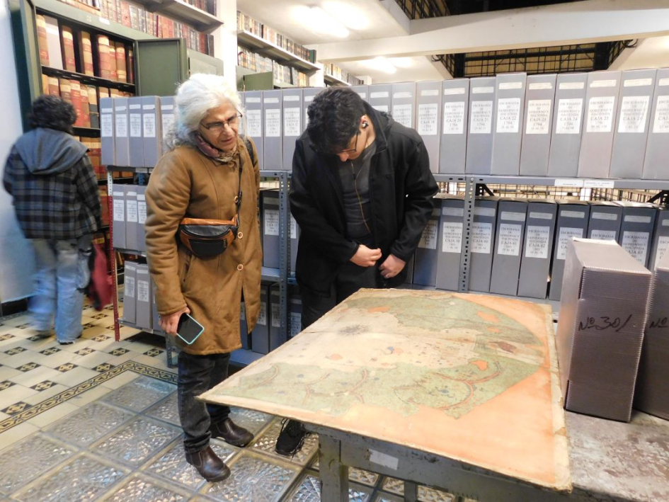 Estudiantes observando un mapa histórico