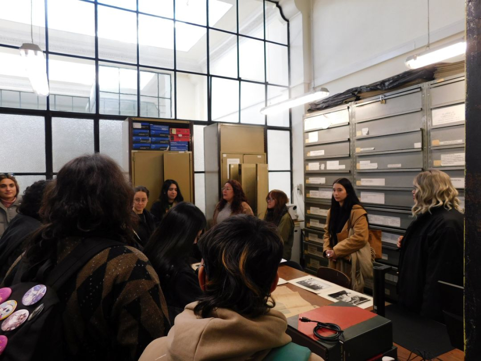 Estudiantes en la Sala de Mapoteca