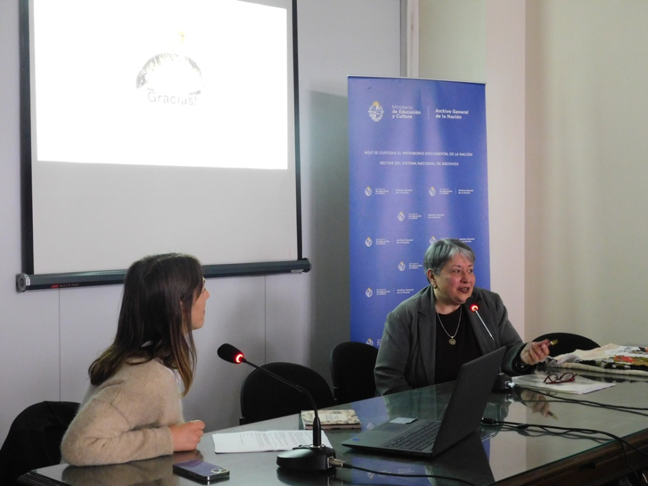 Directora del AGN y presentadora de manos del uruguay