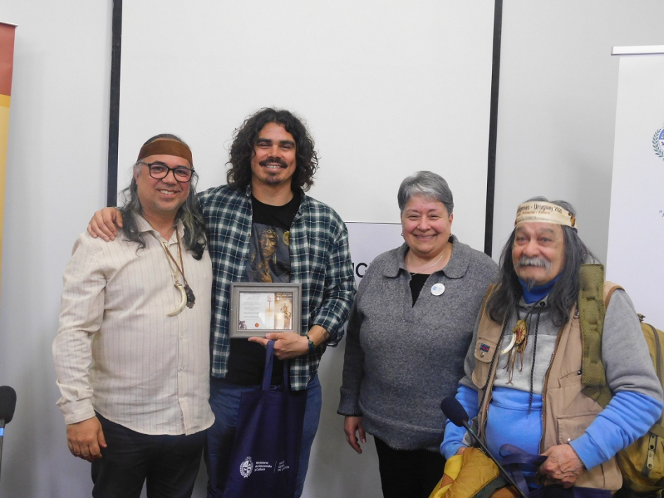 Directora del AGN con Javier Delgado (Grupo Derecho Indígena), Richard Rodríguez y Ignacio Martínez. Directora del AGN con Javier Delgado (Grupo Derecho Indígena), Richard Rodríguez y Ignacio Martínez.