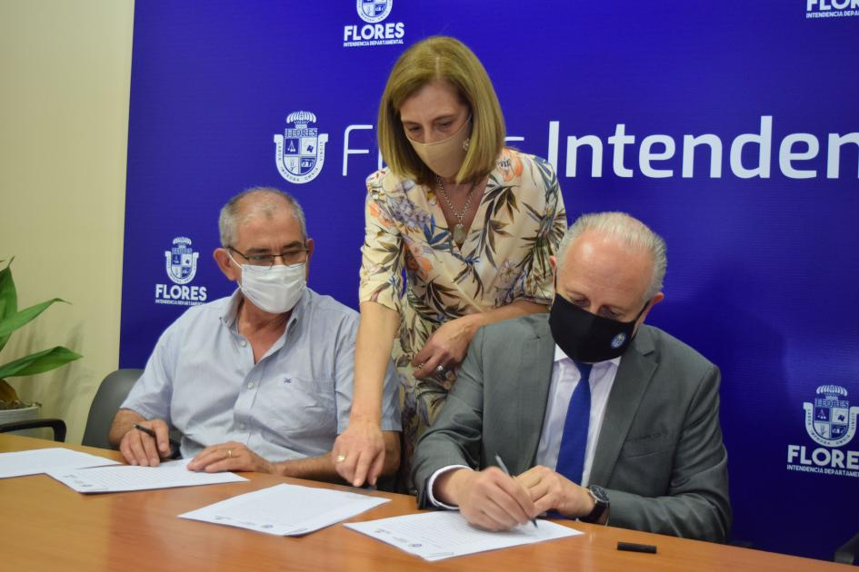 Intendente de Flores y ministro del MEC firmando el acuerdo