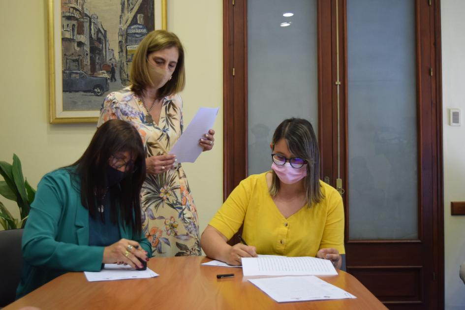 Mujeres firmando el convenio