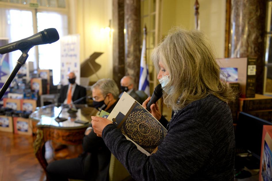 Acto de donación Mujer leyendo