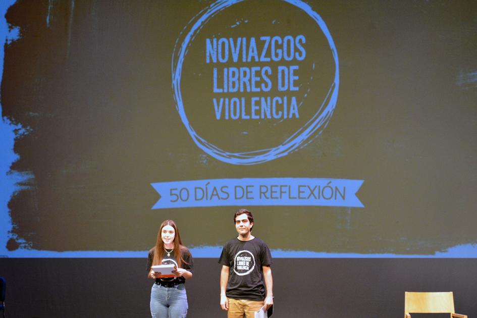 dos jóvenes de pie en el escenario